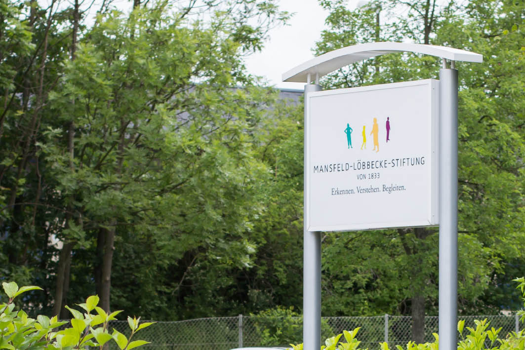 Mansfeld-Löbbecke-Stiftung Schild: Soziale Arbeit, Jugendhilfe & Altenhilfe seit 1833. Engagiert für Menschen in Notlagen.