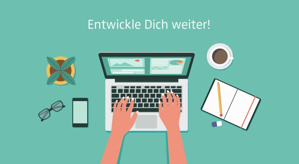Eine Person tippt auf einem Laptop an einem Schreibtisch mit Notizbuch, Bleistift, Smartphone, Brille, Kaffeetasse und Pflanze. Der deutsche Text darüber lautet "Entwickle Dich weiter!".