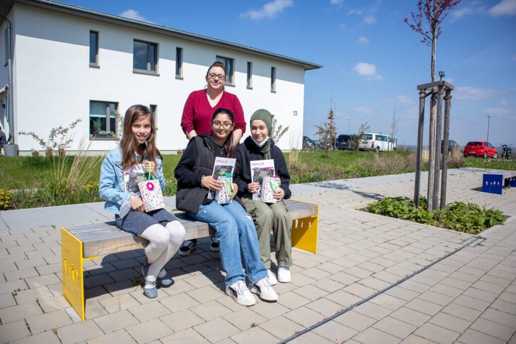 Frau hält Rede vor Mansfeld-Löbbecke-Stiftung Publikum. Veranstaltung, Rednerin, Mikrofon, Stiftung, Zuhörer, Präsentation.