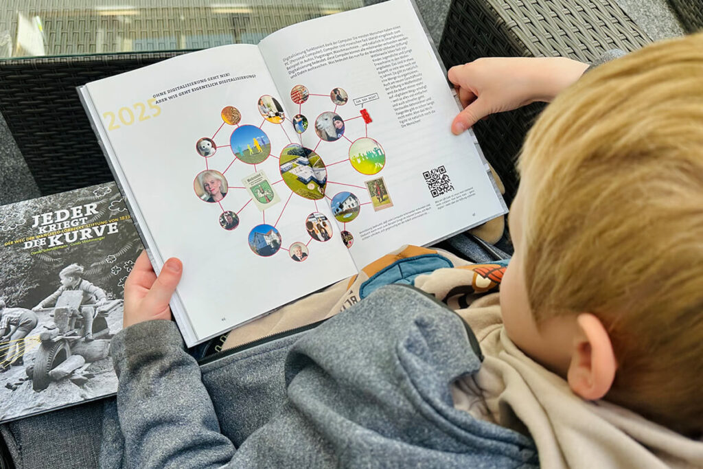 Kind liest Buch "Jeder kriegt die Kurve" über Digitalisierung. Interessantes Layout mit Fotos, QR-Code und Infografik. Bildung für Kinder, Leseförderung, Zukunftstechnologien.