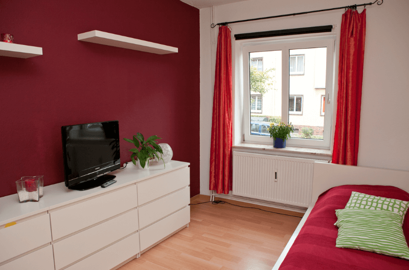 Ein kleiner Raum mit begrenztem Platz, der einfach und funktional eingerichtet ist.