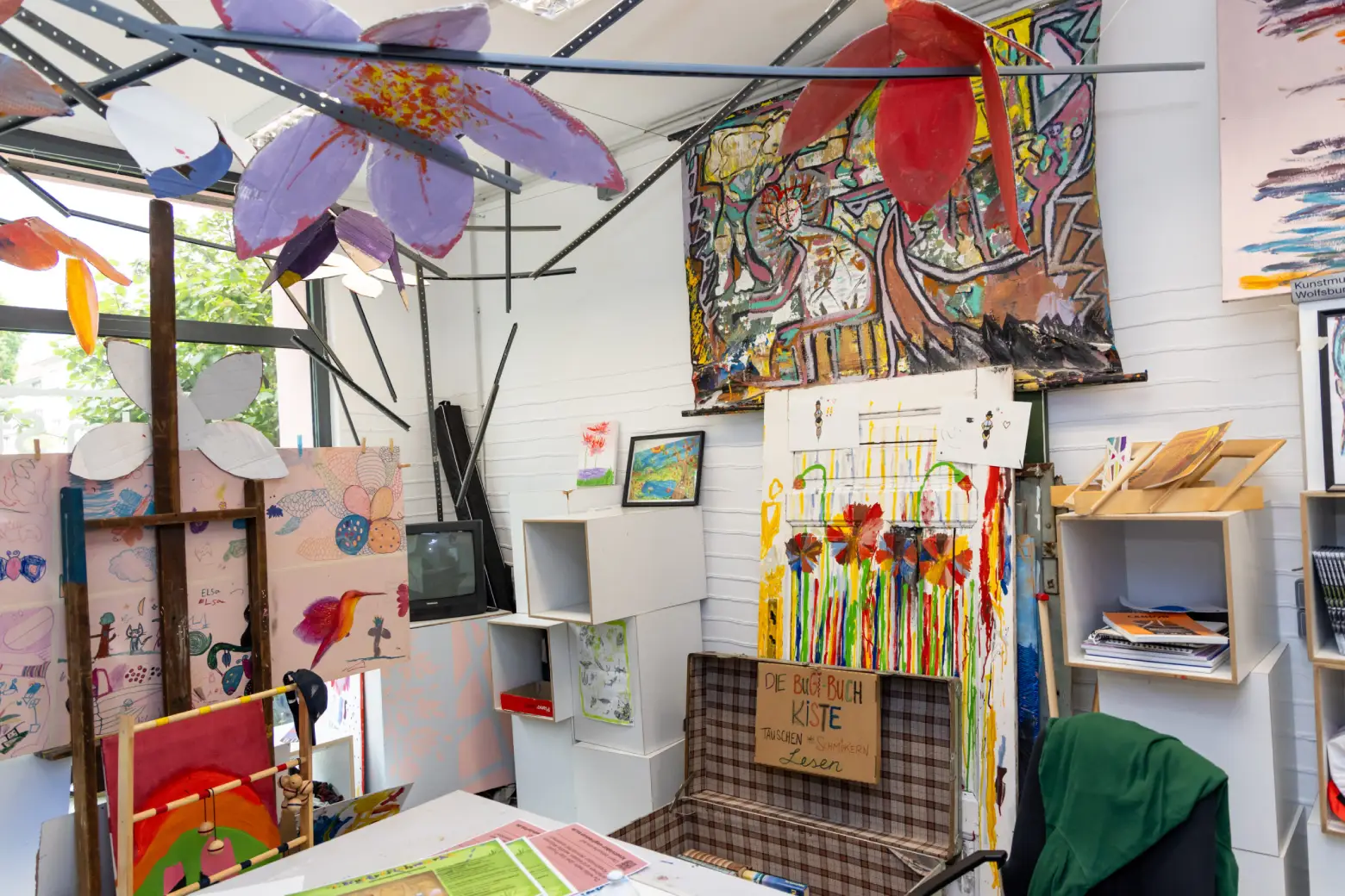 Kreativraum mit selbstgestalteten Kunstwerken, Gemälden und bemalten Tür
